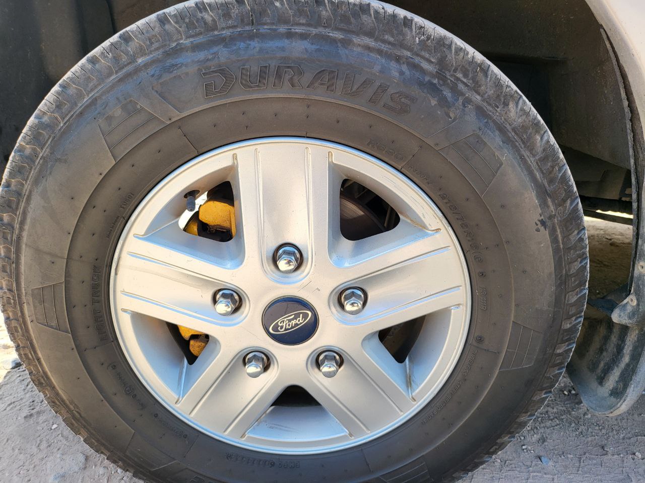 Lốp Bridgestone Duravis R630 trên xe Ford Transit