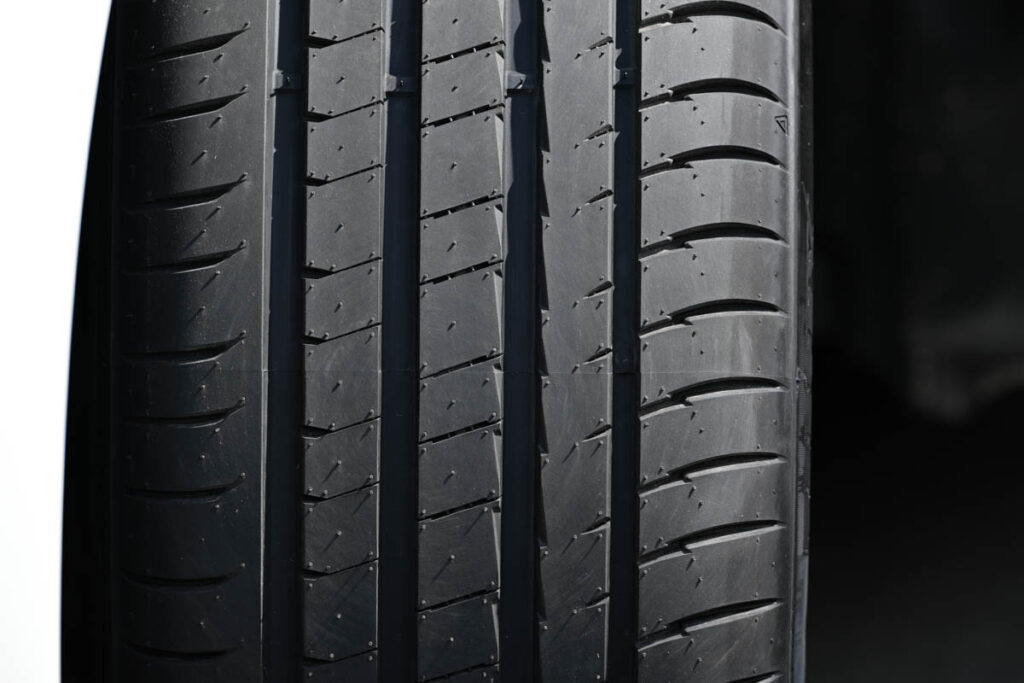 Gai Lốp Xe Sedan Thể Thao Zeetex HP5000 Max 235/45R18 98Y XL