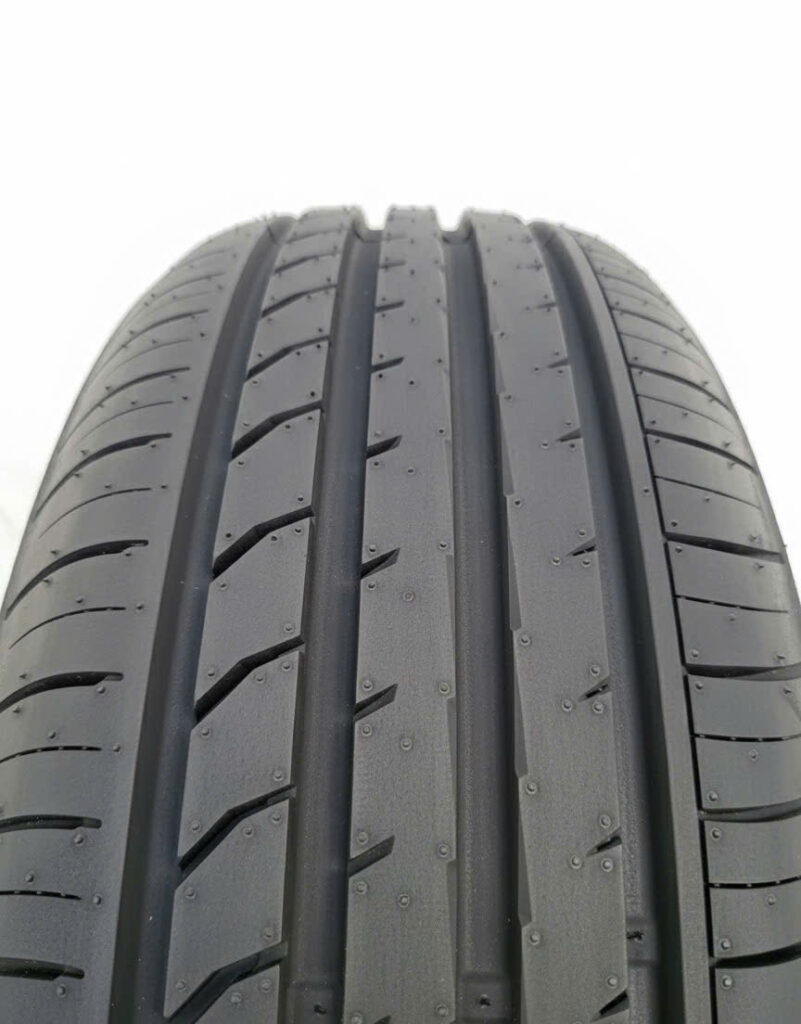 Gai lốp Zeetex ZT5000 Max 185/65R14, bám đường và thoát nước hiệu quả