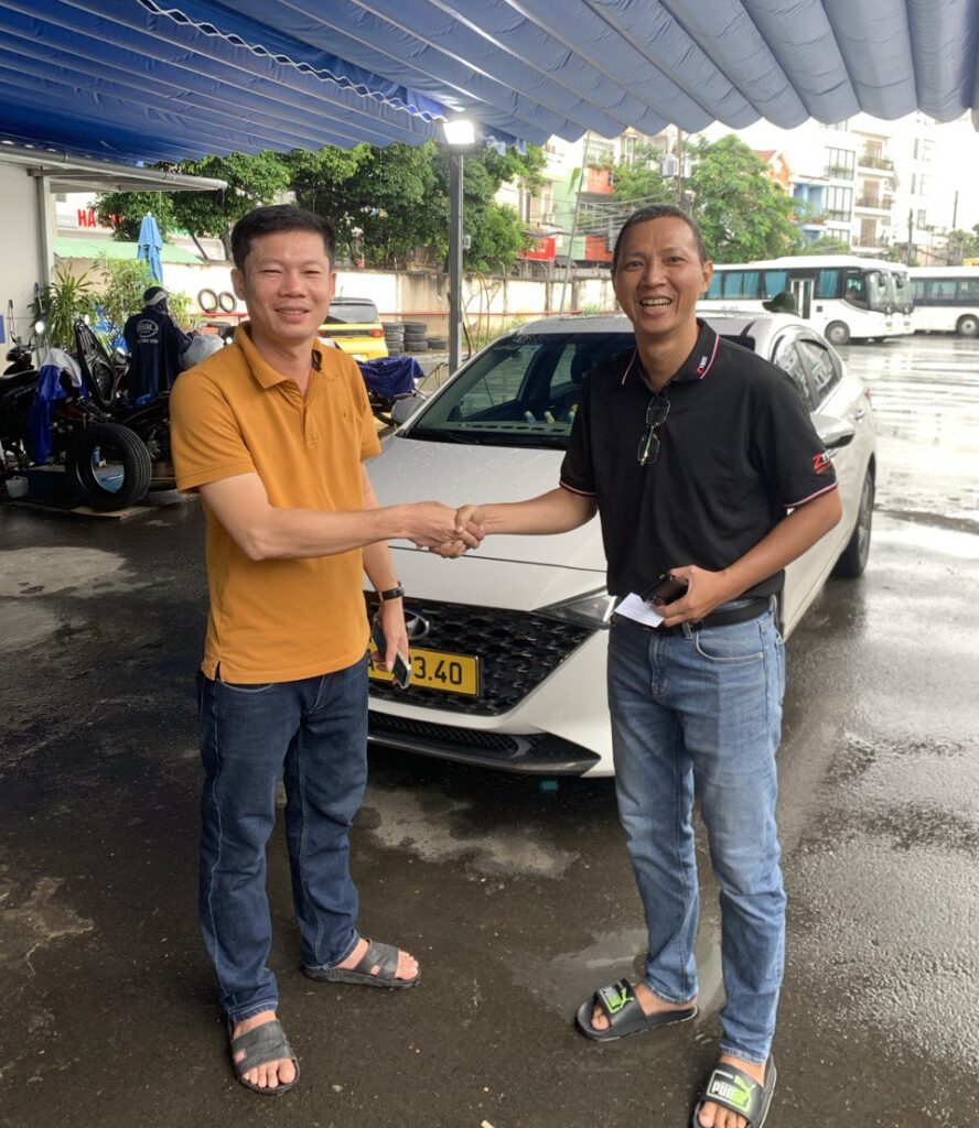 Khách hàng sử dụng dịch vụ lốp tại điểm dịch vụ ZTire