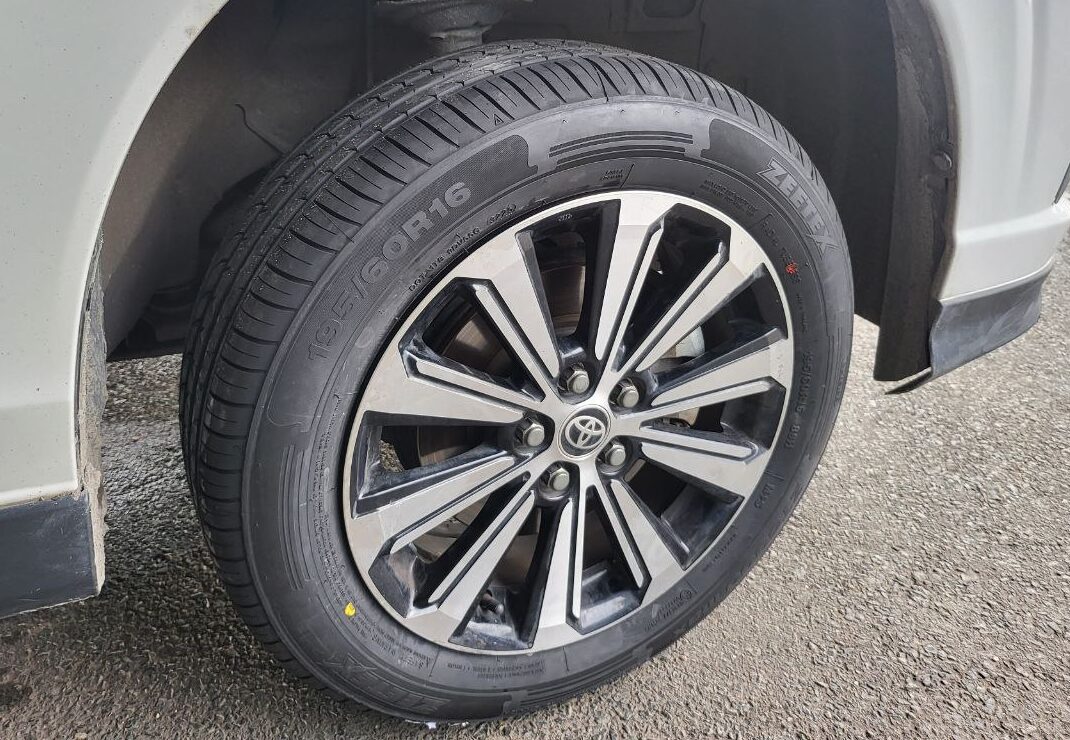 Xe Toyota Veloz thay lốp Zeetex ZT5000 Max tại ZTire.vn