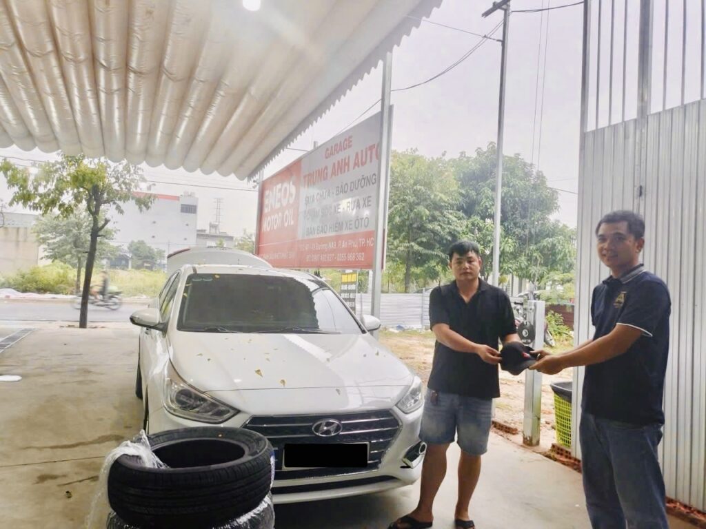Khách hàng thay lốp xe Zeetex cho Hyundai Accent tại Trung Anh Auto - đối tác chính thức của ZTire.vn