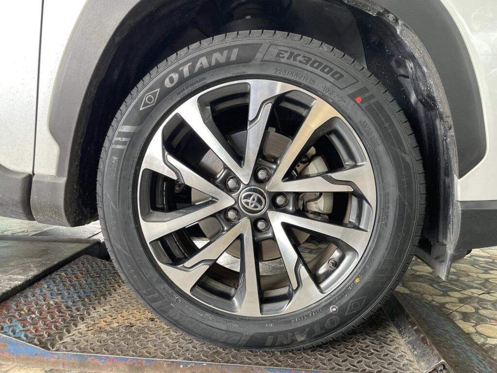 Lốp Otani EK3000 225/55ZR18 102Y XL trên Toyota Corolla Cross