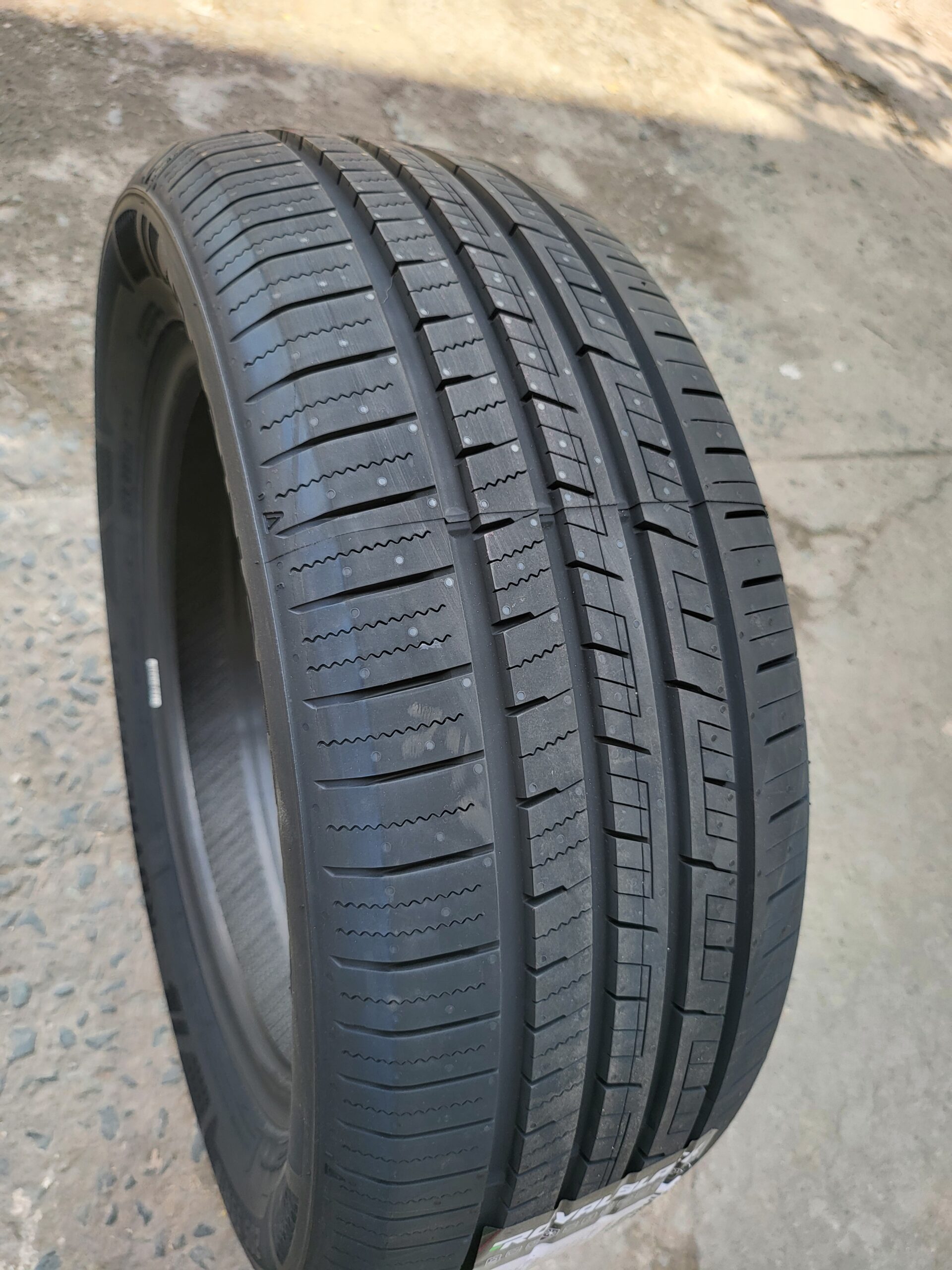 Mặt gai lốp Royal Black Racing Trac 205/55R16 91V – bám đường mạnh