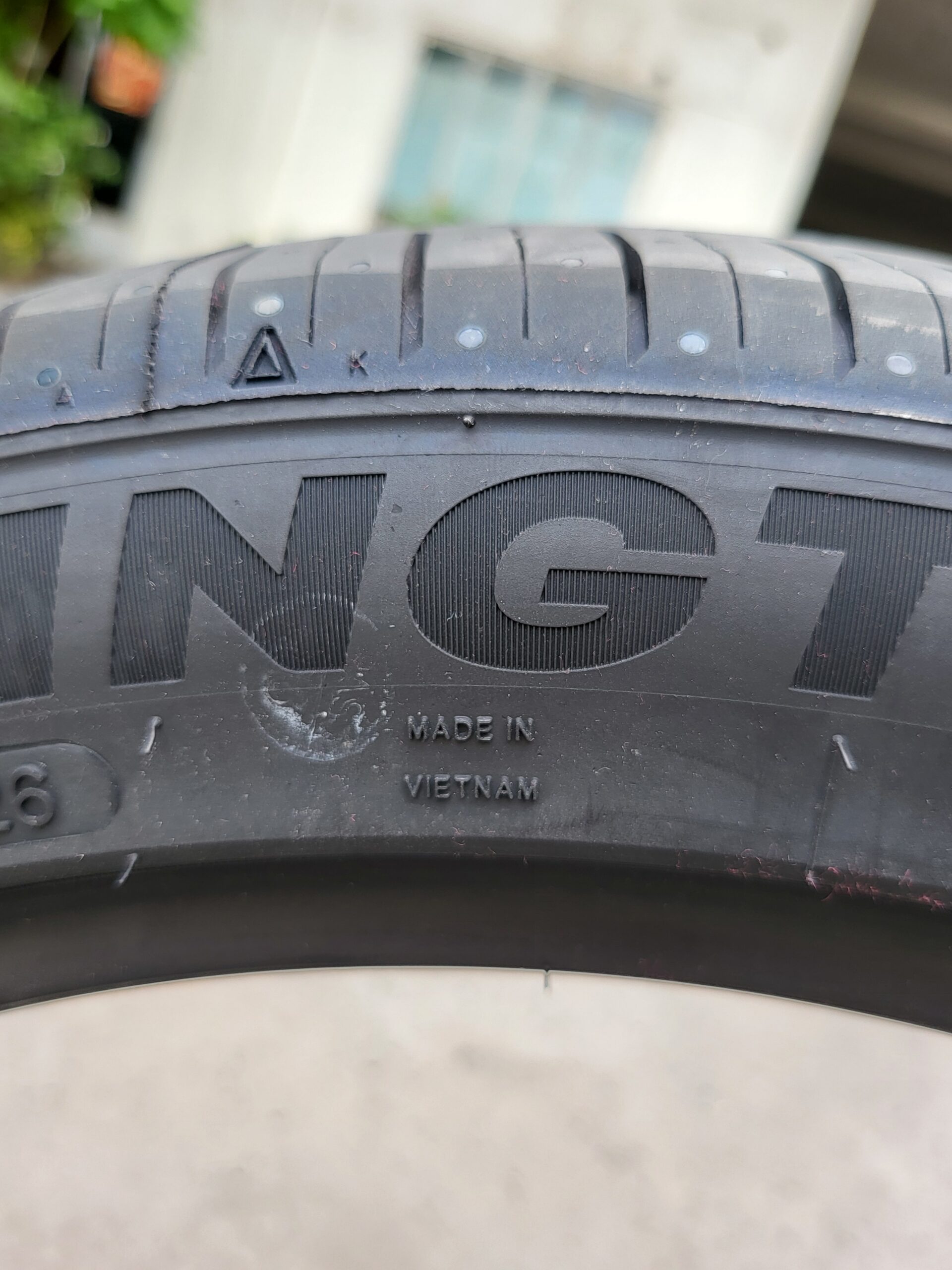 Lốp Royal Black Racing Trac 215/45ZR17 91W XL sản xuất tại Việt Nam