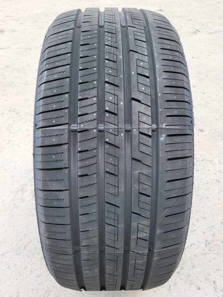 Mặt gai lốp Royal Black RACINGTRAC 225/45ZR17 94W XL – bám đường mạnh