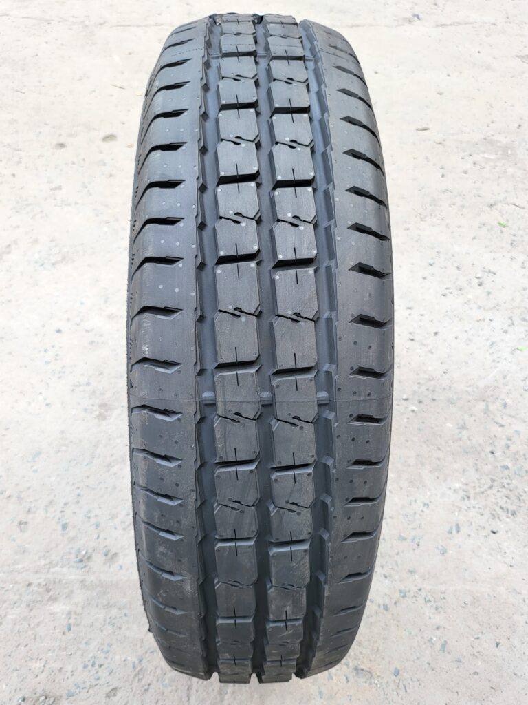 Mặt gai lốp Royal Black Terra Van 195R15C 106/104R 8PR – chịu tải, bền bỉ