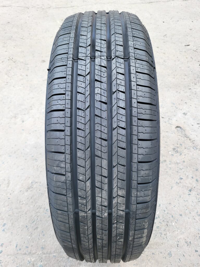 Mặt gai lốp Royal Black Touring HP 205/65R16 95H – êm ái, bền bỉ