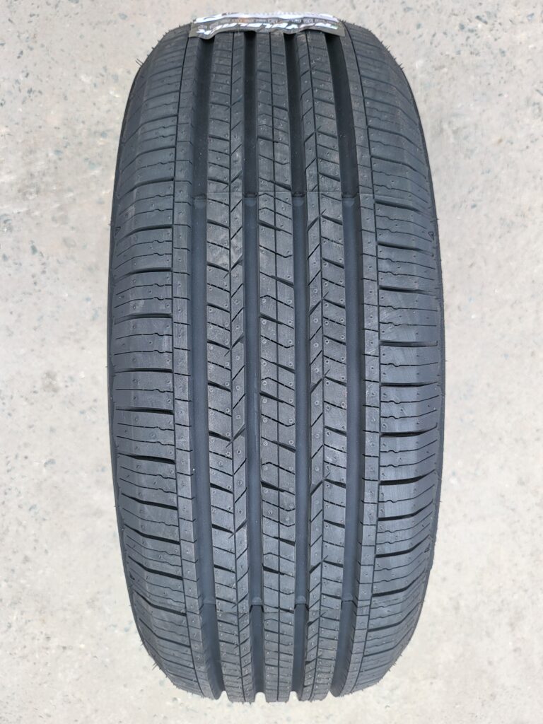Mặt gai lốp Royal Black Touring HP 215/60R16 95V – êm ái, bền bỉ